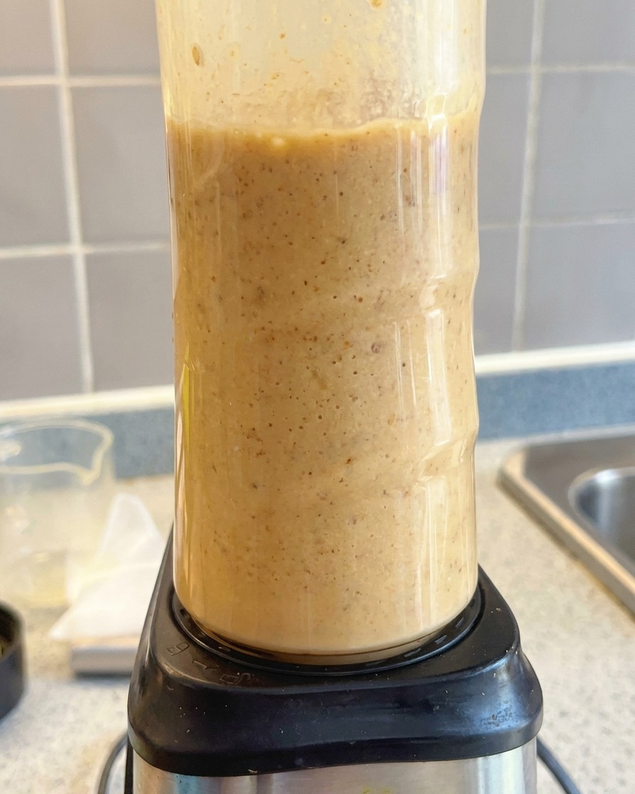 Blender kielichowy miksujący kremową, jasnobrązową bazę do ramenu na gładką emulsję.