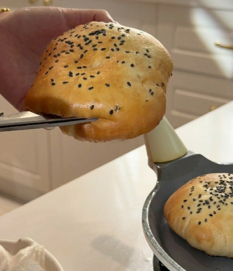 Użycie nożyczek kuchennych do ostrożnego rozcinania boku puszystej bułki.