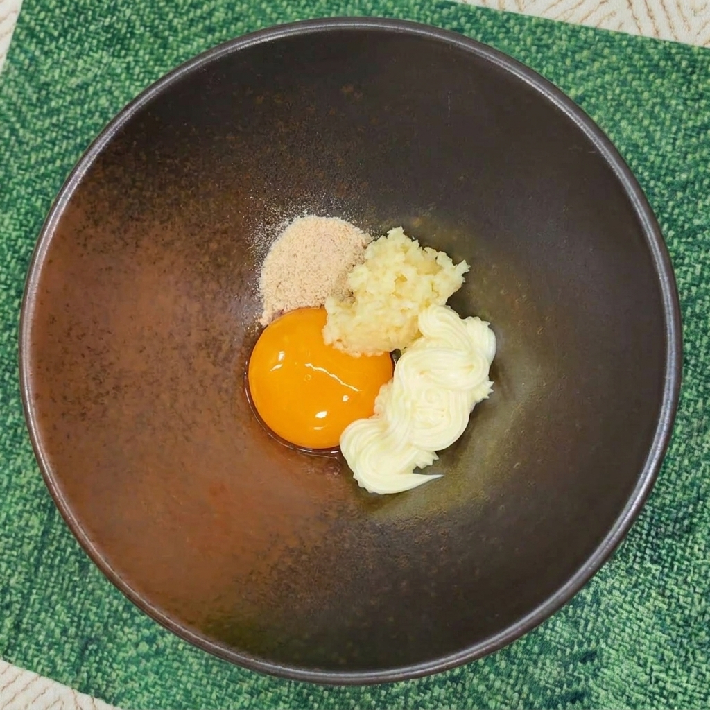 Przyprawa z paczki ramenu dodawana do miski z żółtkiem, czosnkiem i majonezem.
