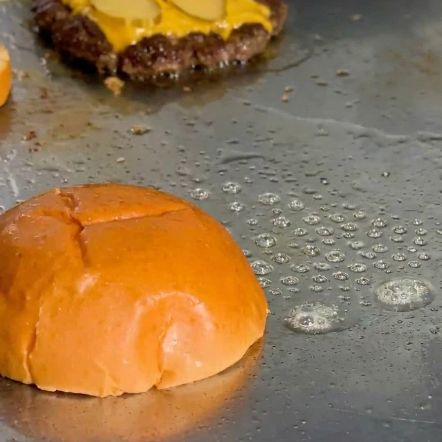 Górna część bułki brioche opiekana na maśle na grillu.