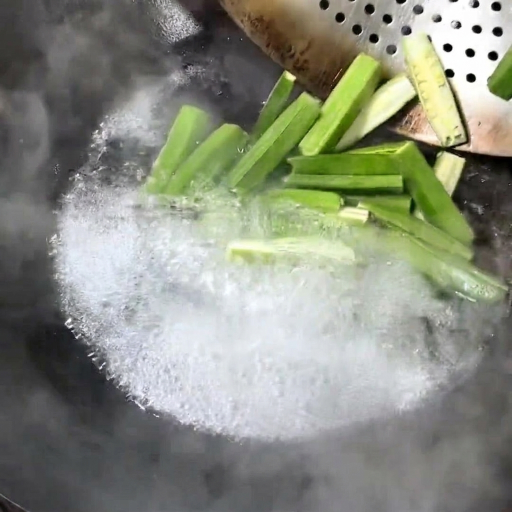 Świeża okra gotująca się w woku.