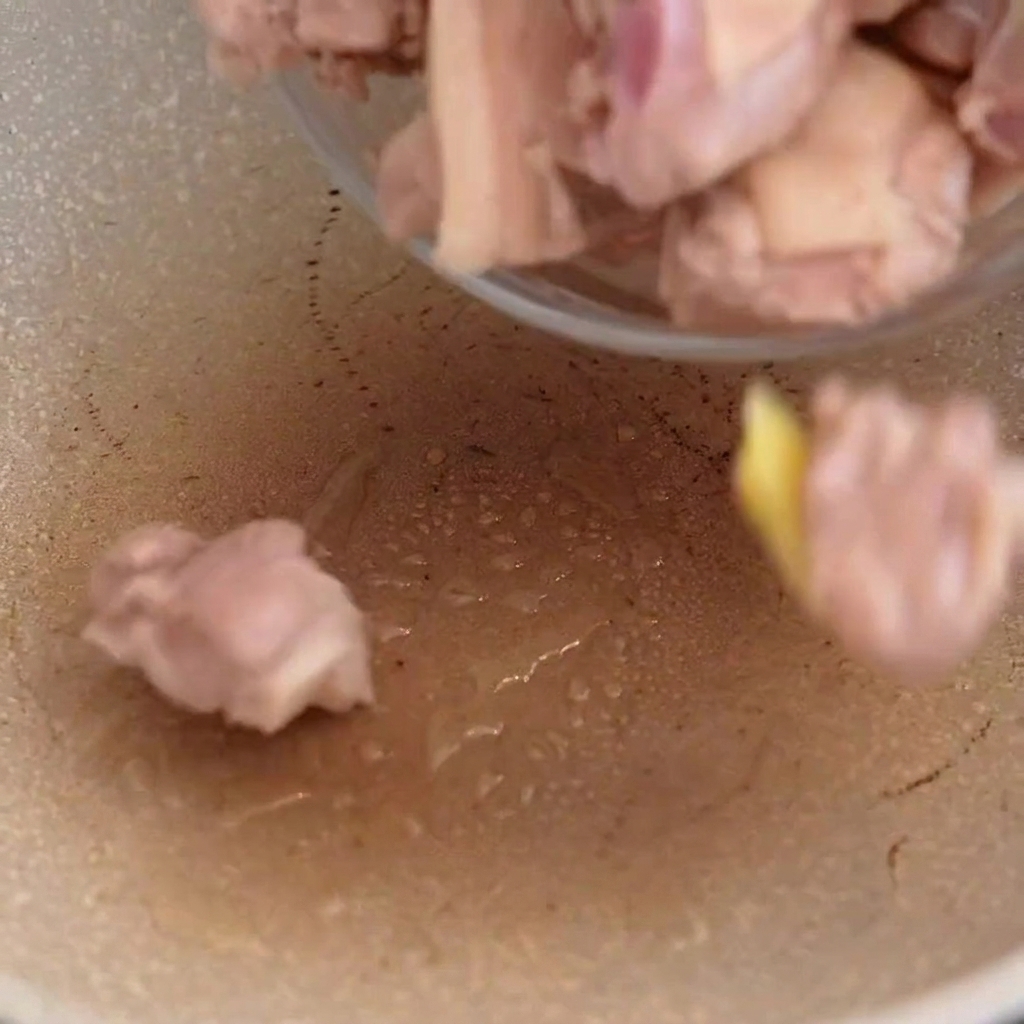 Kawałki kaczki smażone na gorącej patelni.
