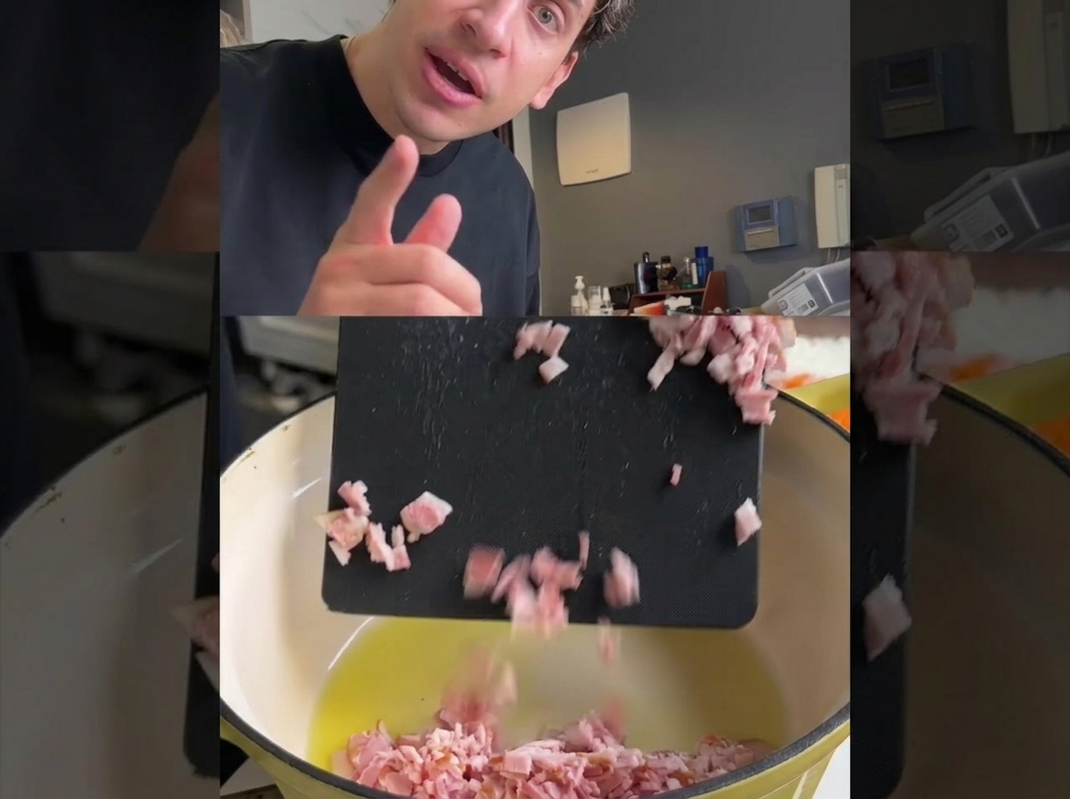 Posiekana pancetta dodawana do gorącego garnka z olejem i posiekanymi warzywami.