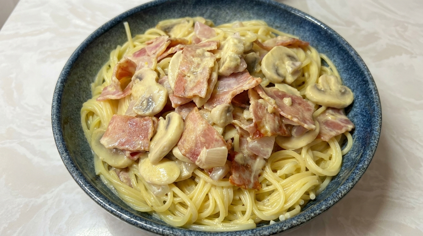 Kremowe spaghetti z boczkiem i pieczarkami