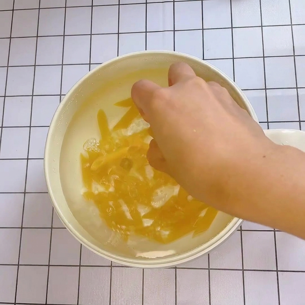 Makaron penne gotujący się we wrzącej wodzie w garnku.
