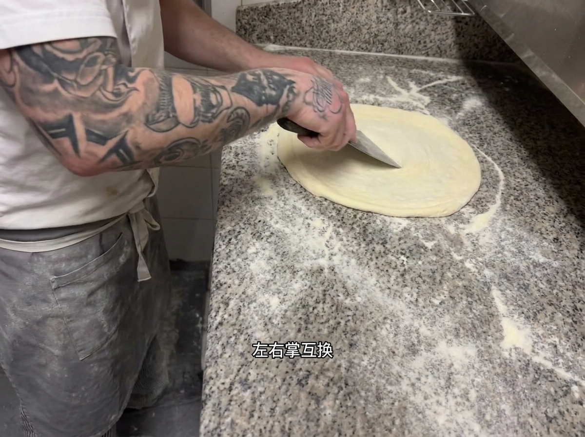 Szef kuchni wykonujący rytmiczną technikę rozciągania ciasta na pizzę.