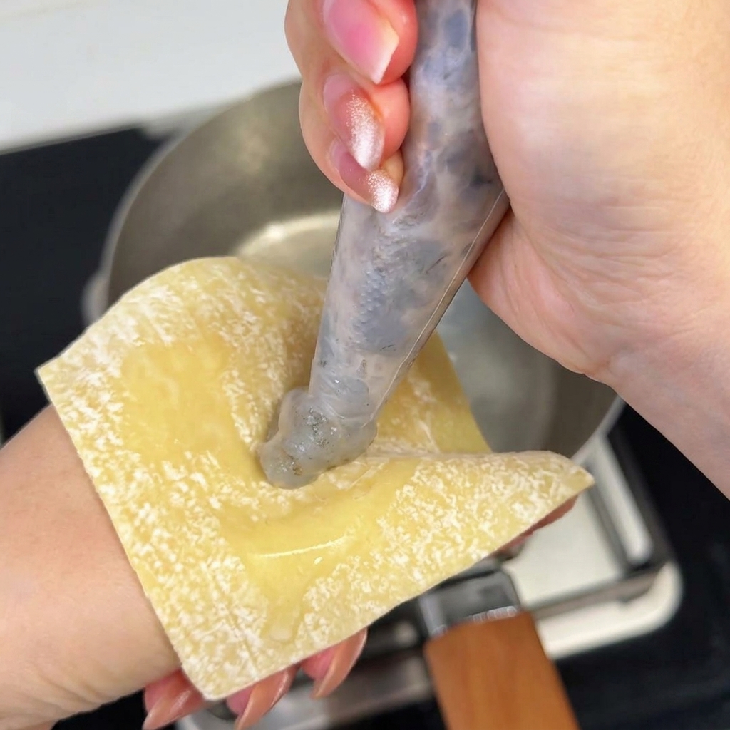Porcja ugotowanego, falistego makaronu ramen dodawana do bulionu miso.