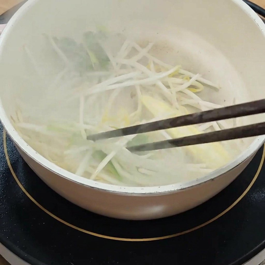Składniki sosu teriyaki mieszane w miseczce.
