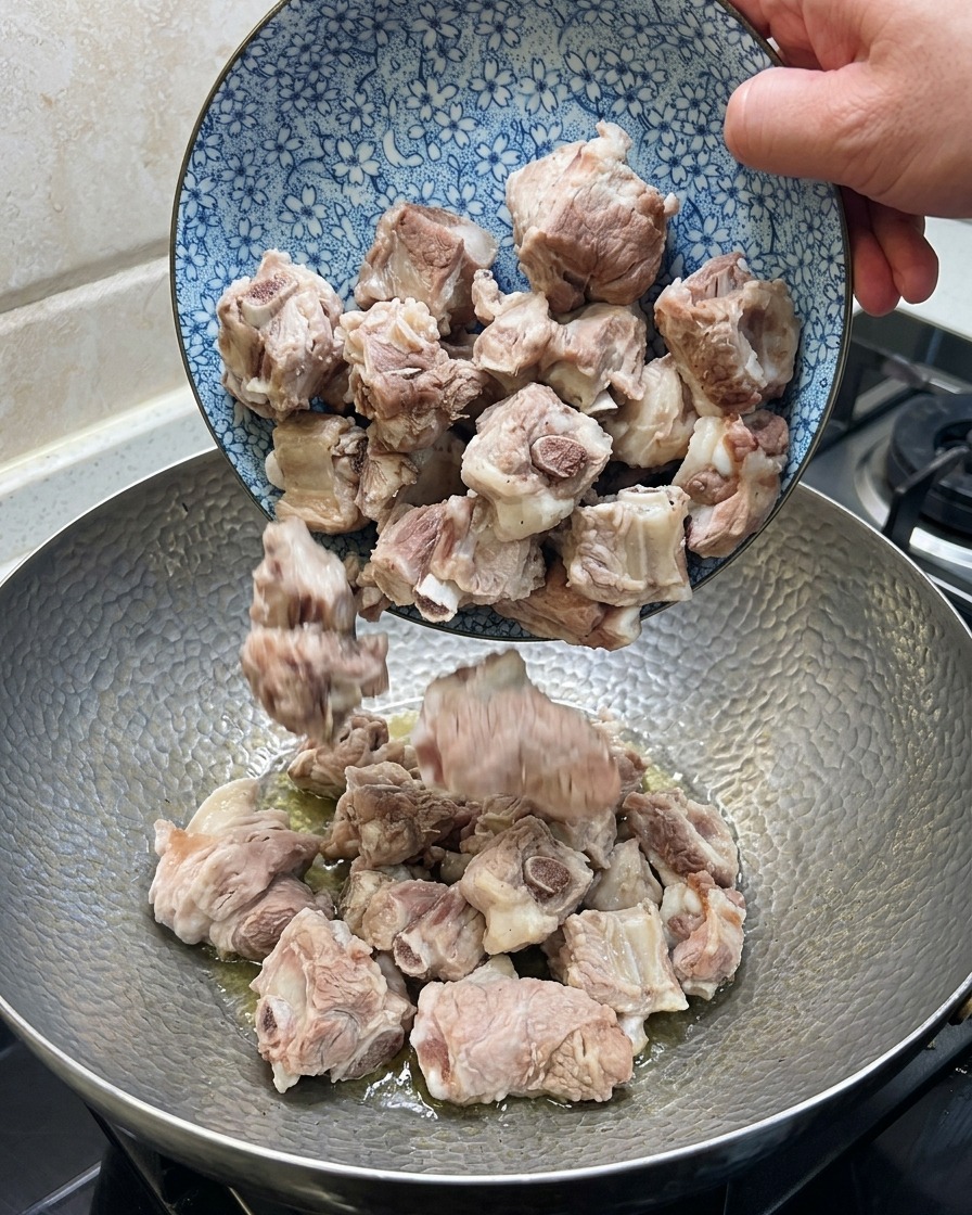 Żeberka wieprzowe smażone w woku z imbirem, anyżem i chili.