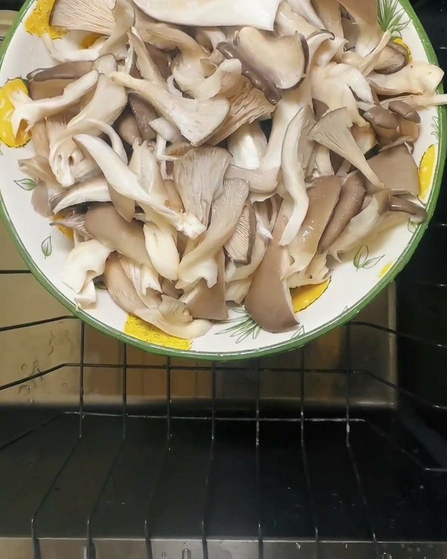 Woda wlewana do miski z posolonymi boczniakami.