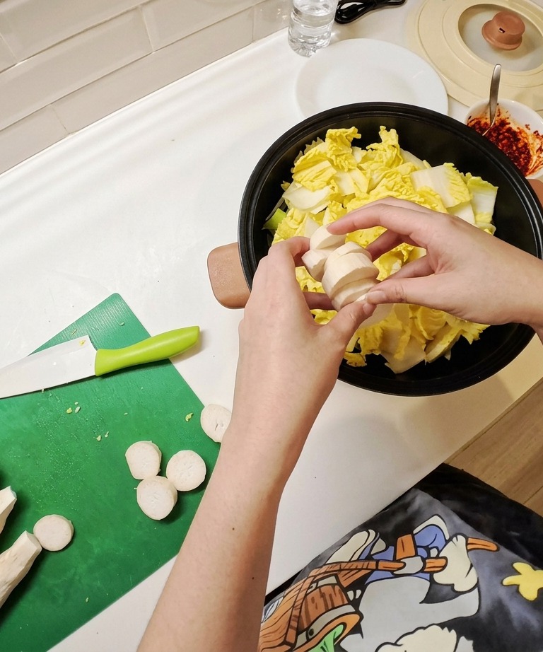 Twarde tofu estetycznie pokrojone w prostokątne kawałki na desce do krojenia.