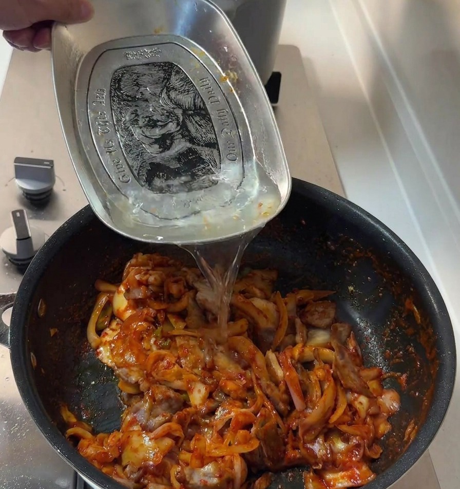 Woda dolewana do pikantnej wieprzowiny z kimchi dla uzyskania gładkiej konsystencji sosu.