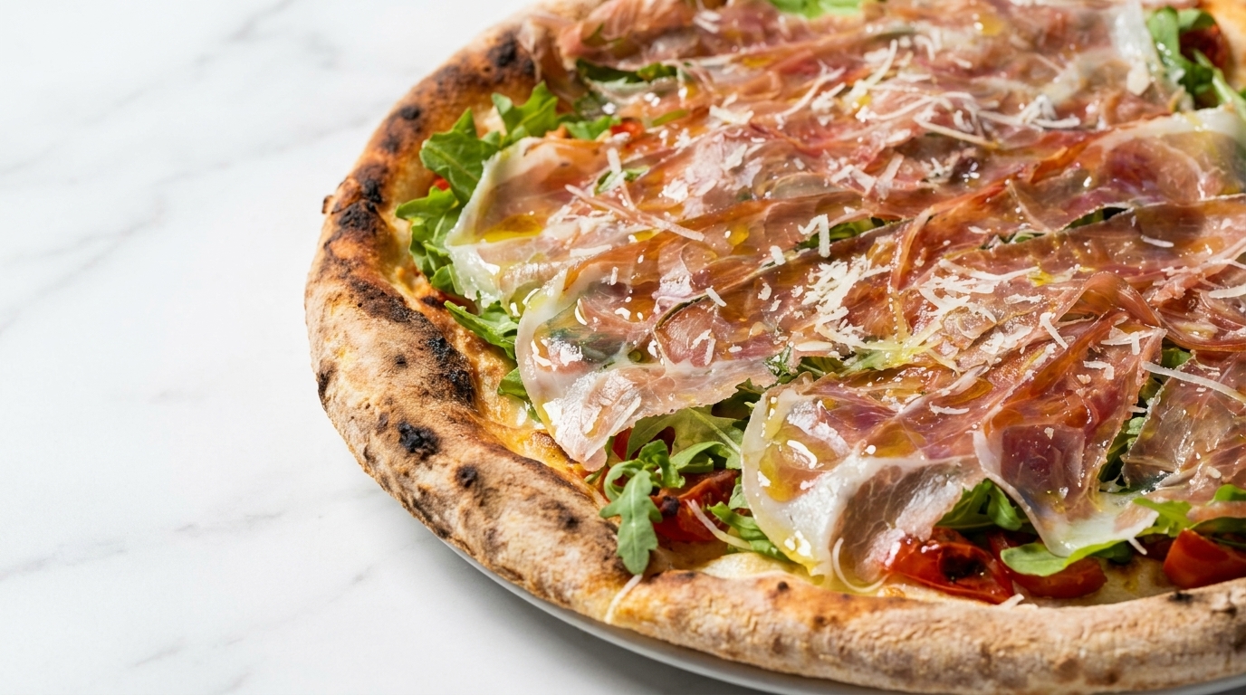 Włoska pizza neapolitańska z szynką prosciutto