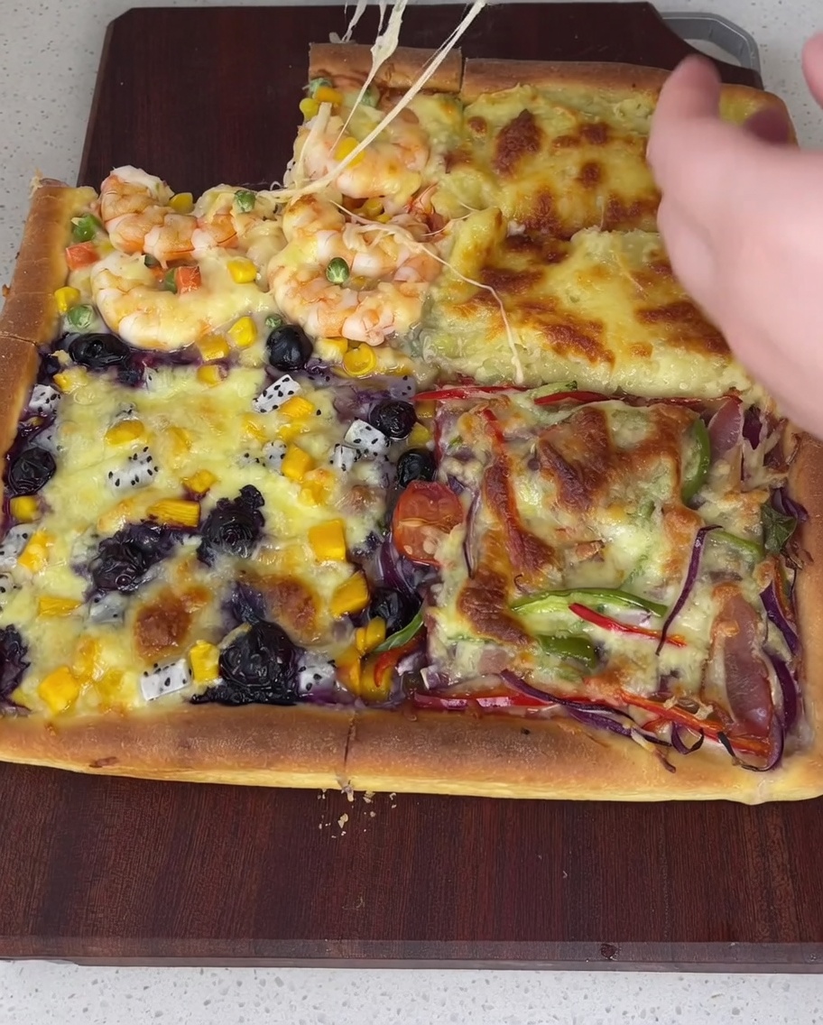 Smarowanie białym sosem sałatkowym dwóch ćwiartek i czerwonym sosem pomidorowym pozostałych dwóch na wstępnie podpieczonym spodzie do pizzy.