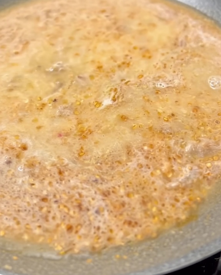 Mleko mieszane z bulionem Tantanmen gotującym się na patelni.