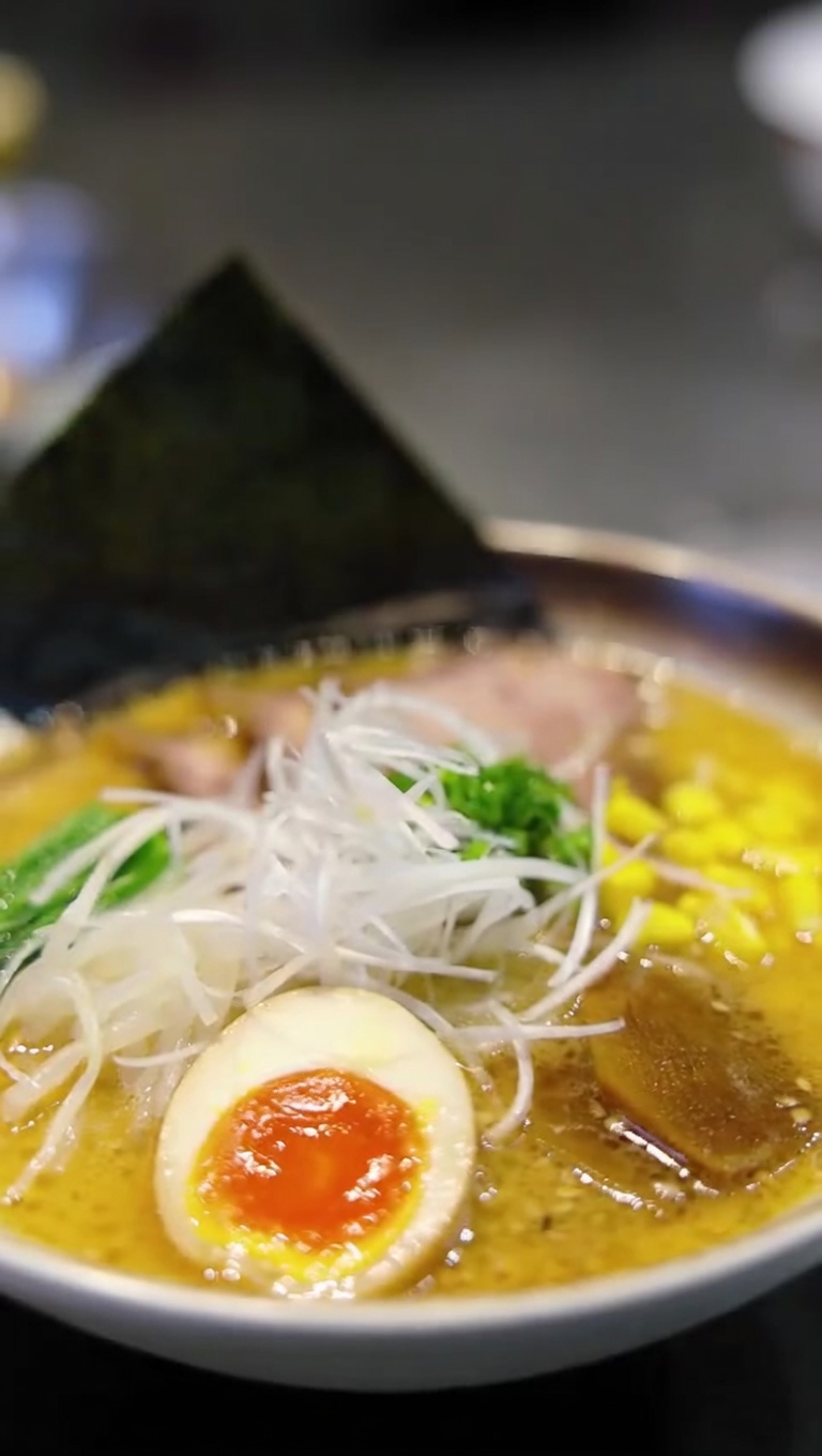 Autentyczny japoński miso ramen z domowym boczkiem chashu
