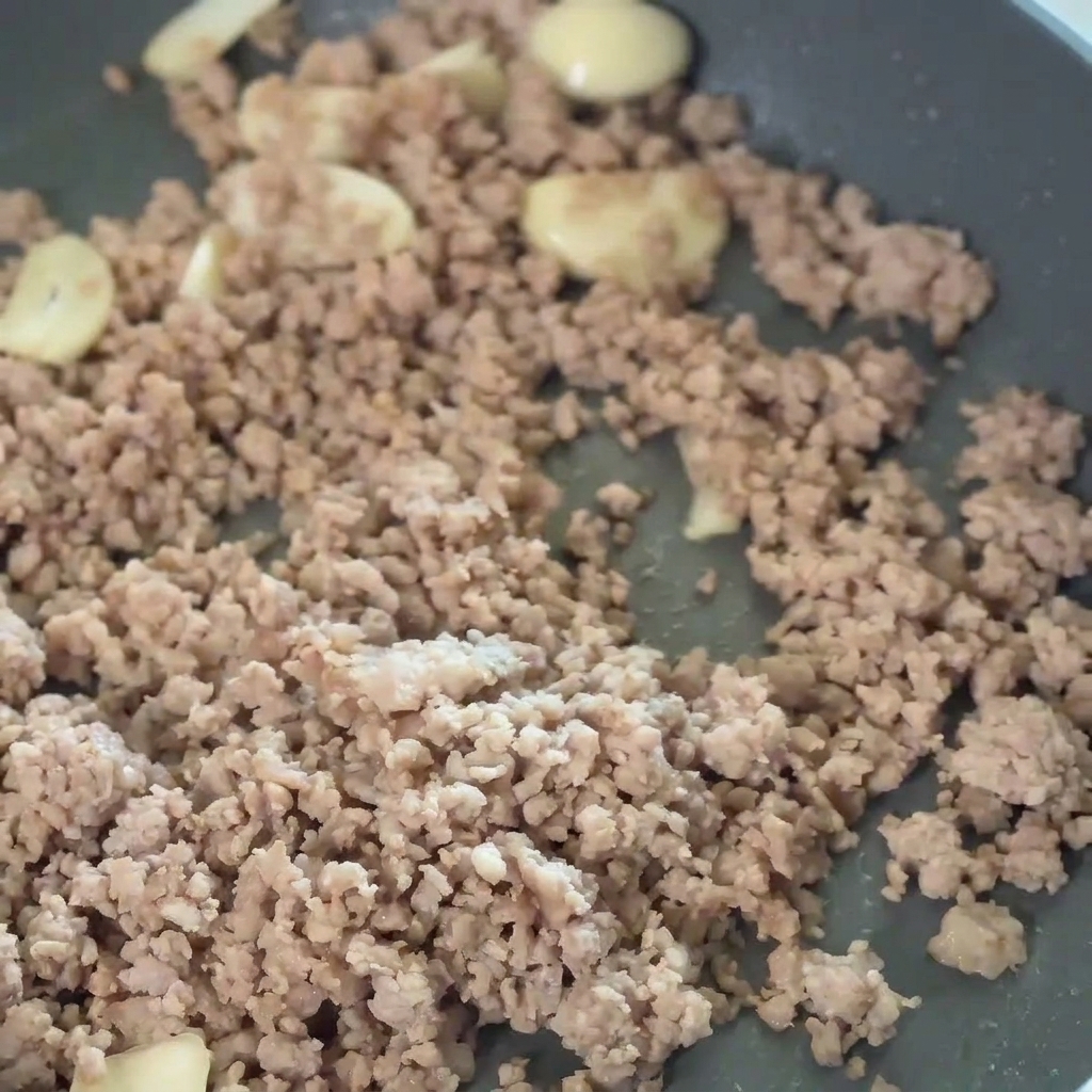 Czerwona pasta chili mieszana z mięsem i czosnkiem.