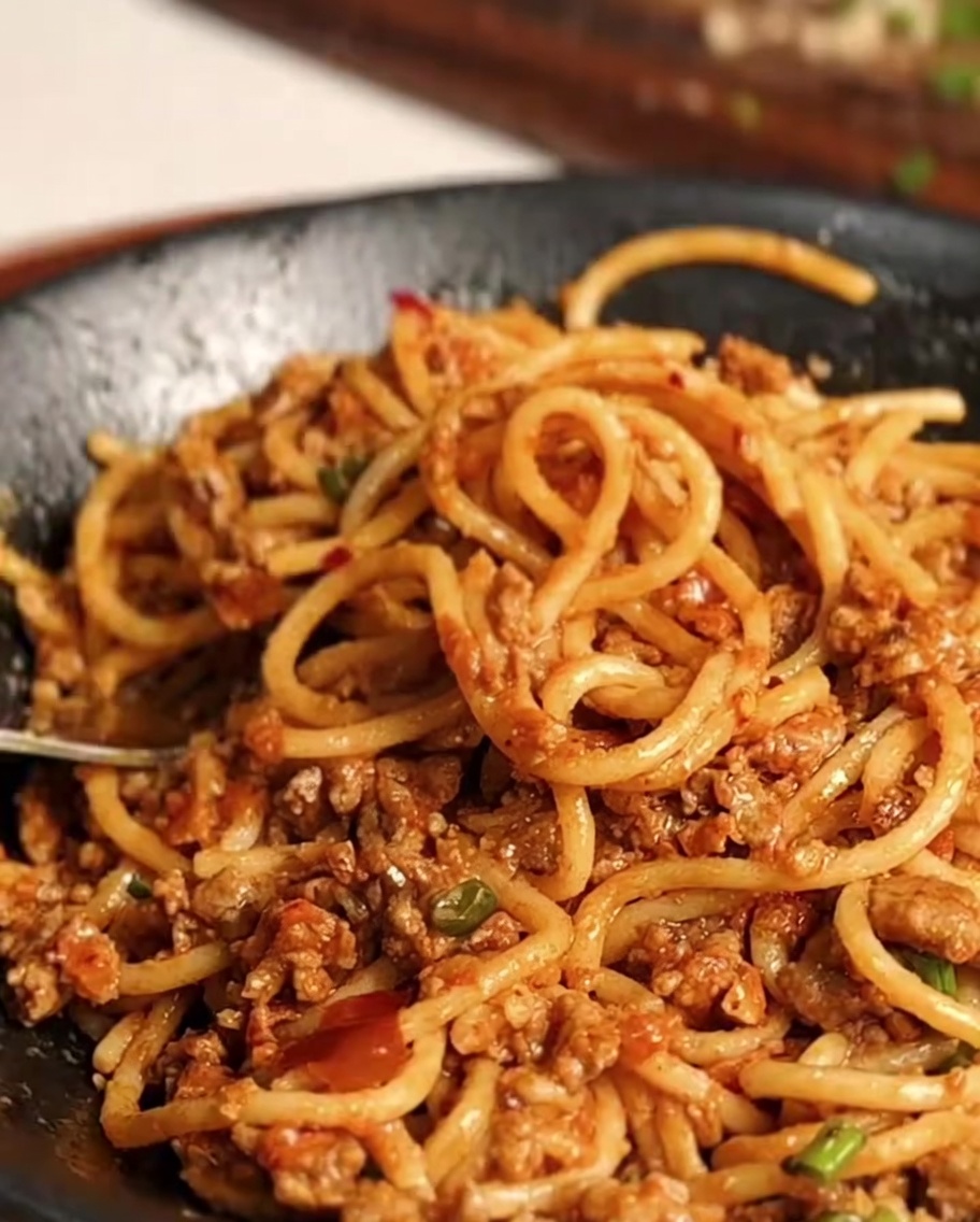 Spaghetti mieszane z sosem do pełnego połączenia.