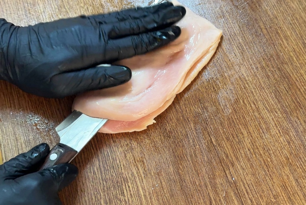 Nóż nacinający kurczaka poziomo w celu otwarcia.