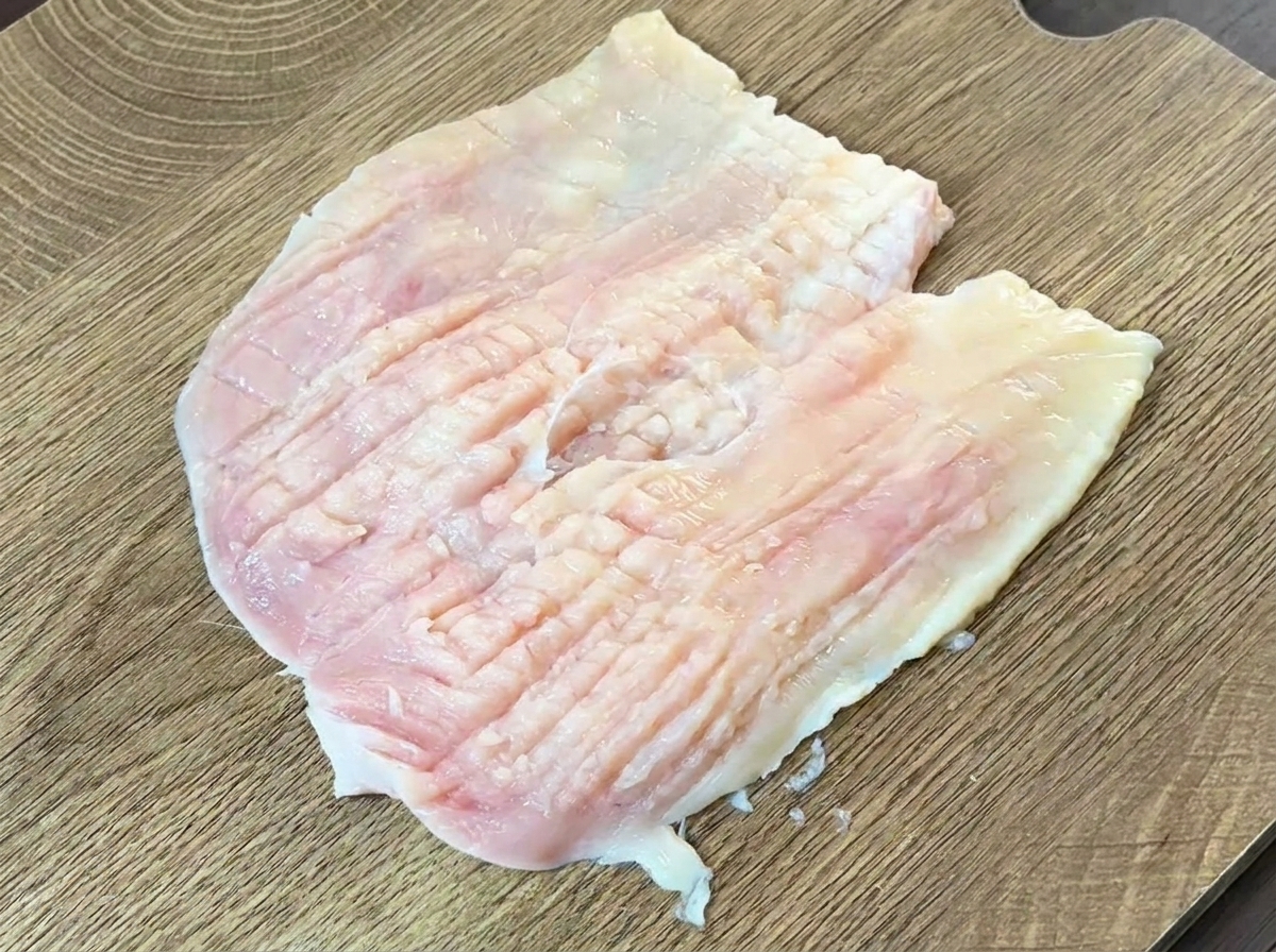 Tępa strona noża używana do rozbijania kurczaka.