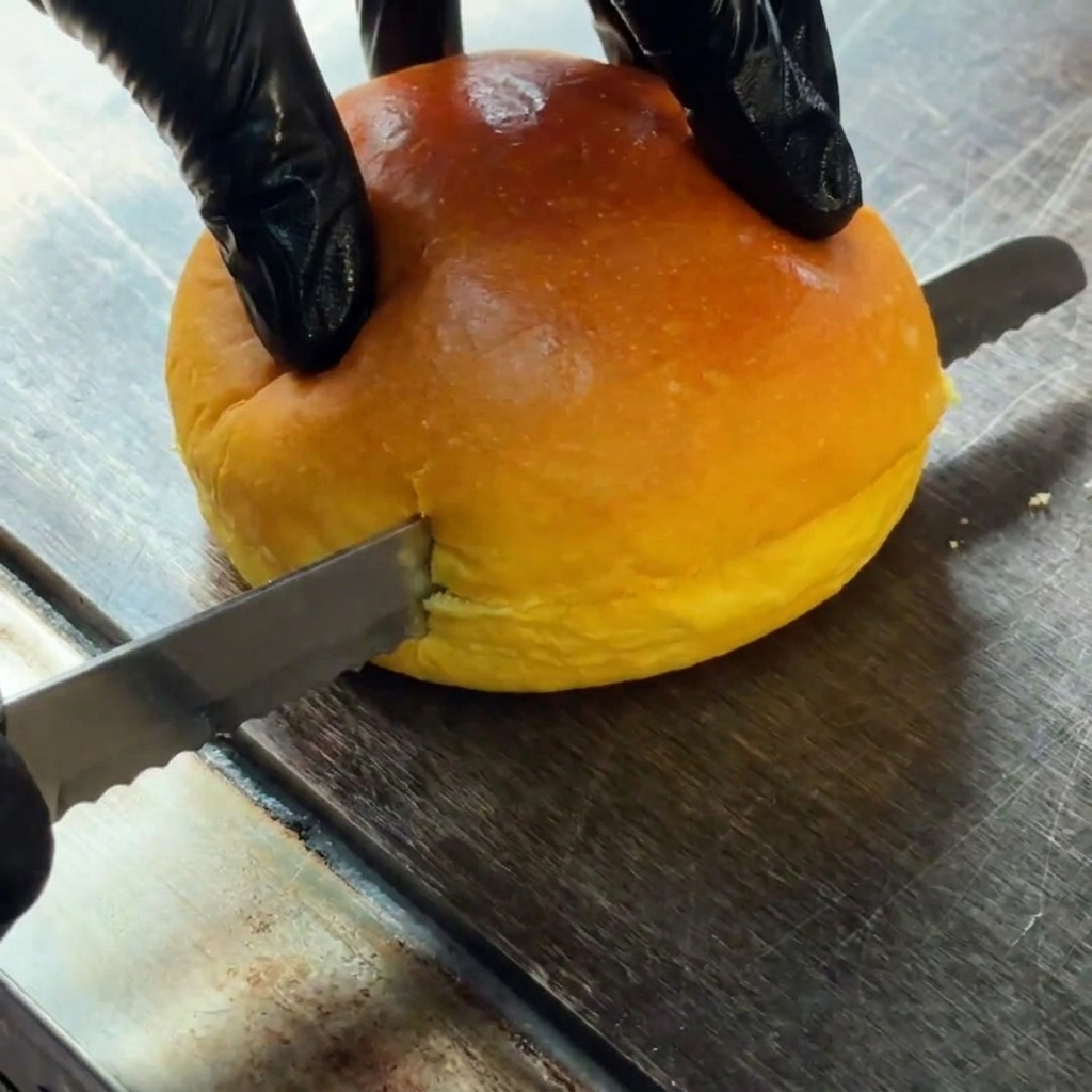 Bułka do burgera przekrawana na pół.