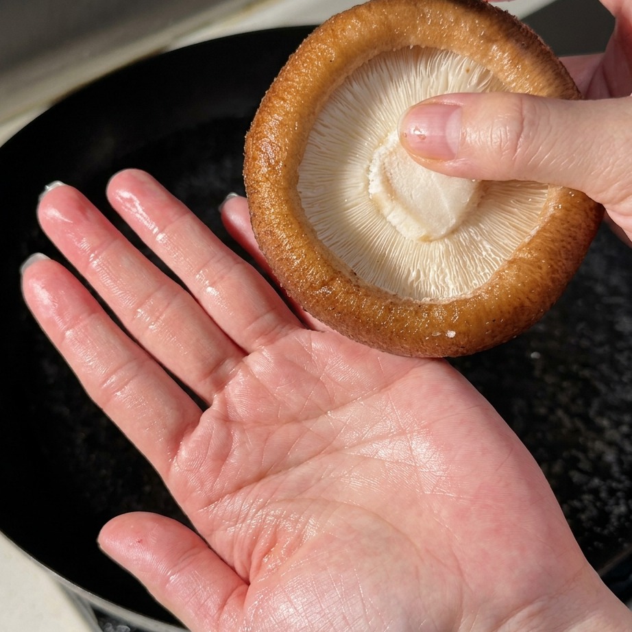 Duże grzyby shiitake blanszowane we wrzącej wodzie.