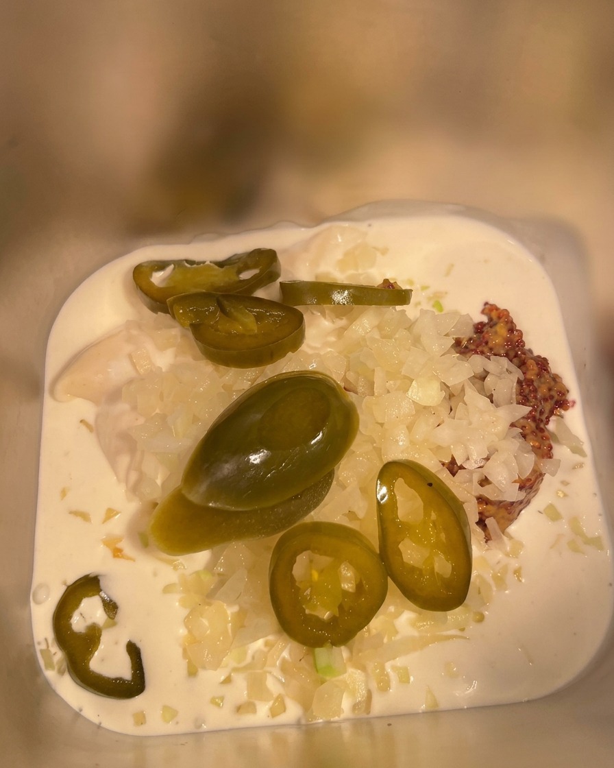 Ketchup wlewany do metalowego pojemnika z pozostałymi składnikami.