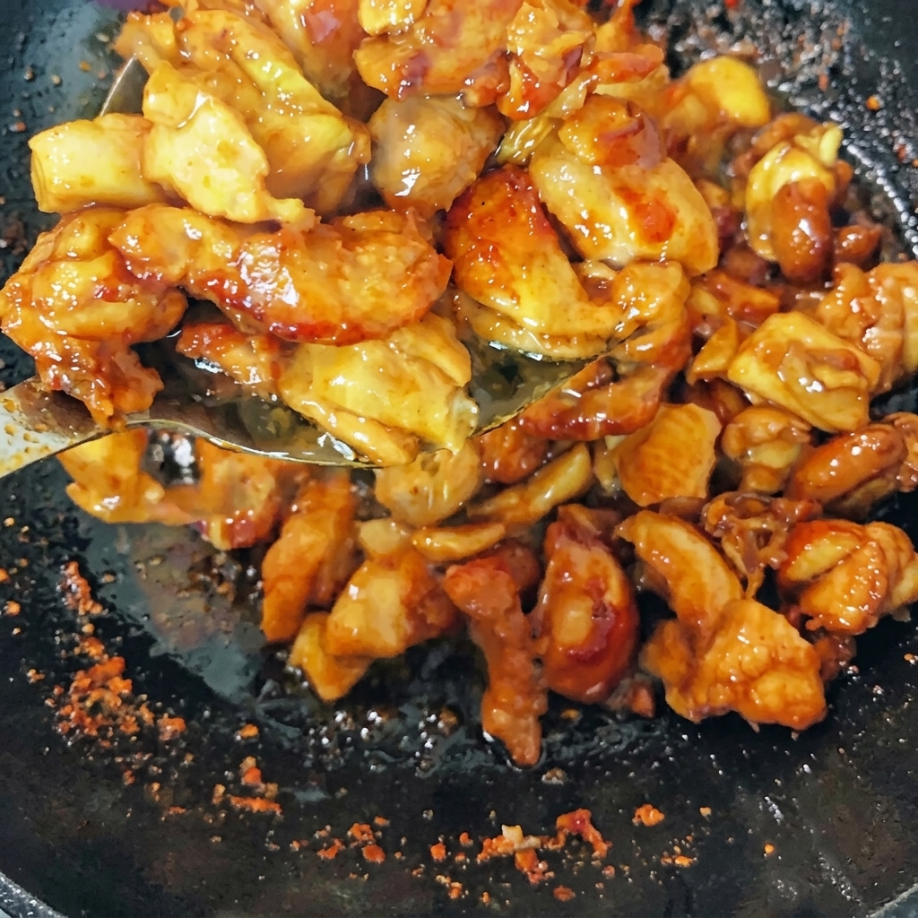 Przyrumieniony kurczak podsmażany w woku z cebulką, imbirem i papryczkami chili.