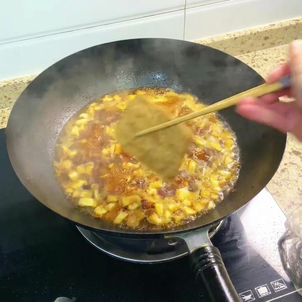 Kawałki smażonego tofu duszące się w bogatym, ciemnym wywarze w woku.
