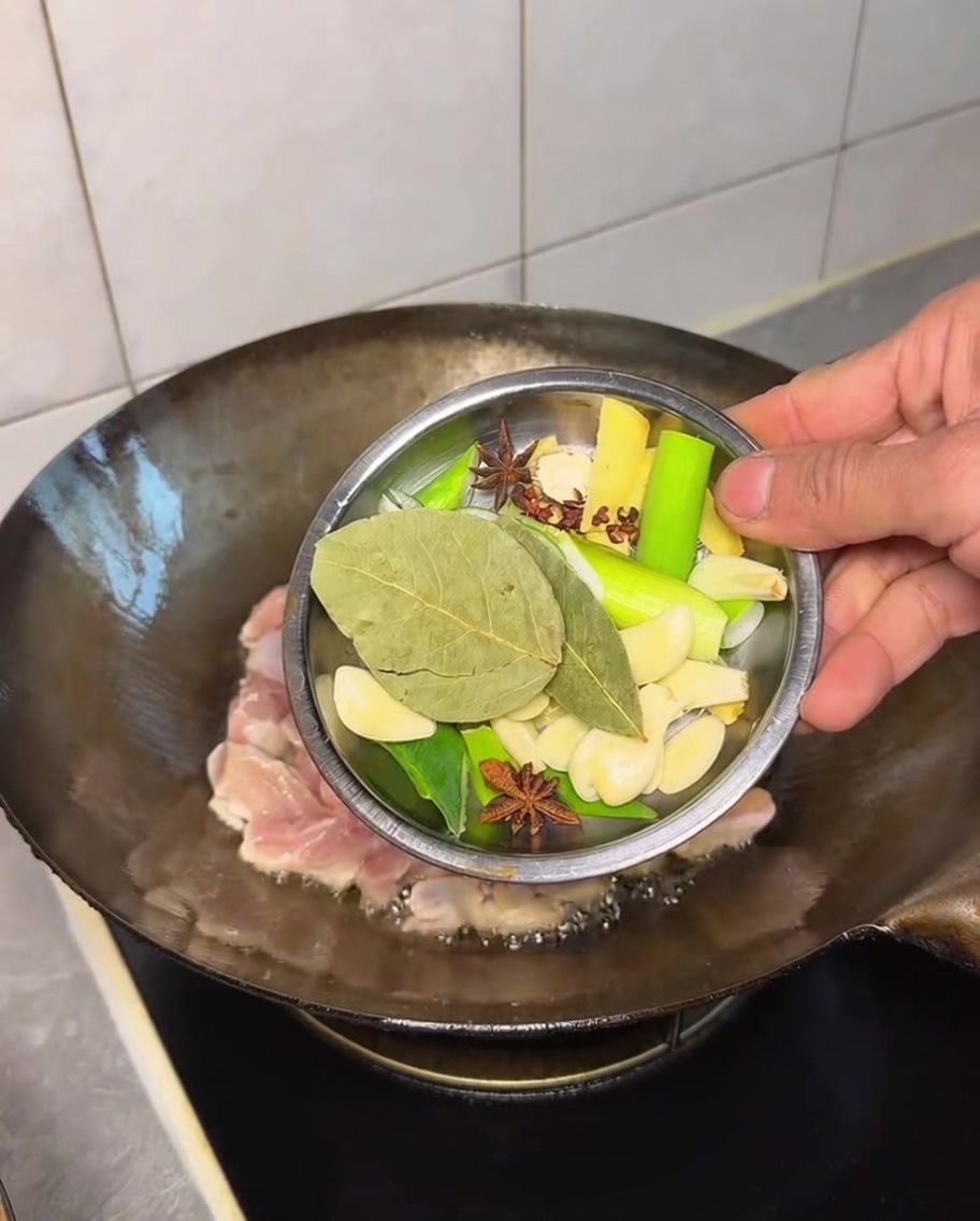 Różnorodne całe aromaty dodawane do kurczaka w woku.