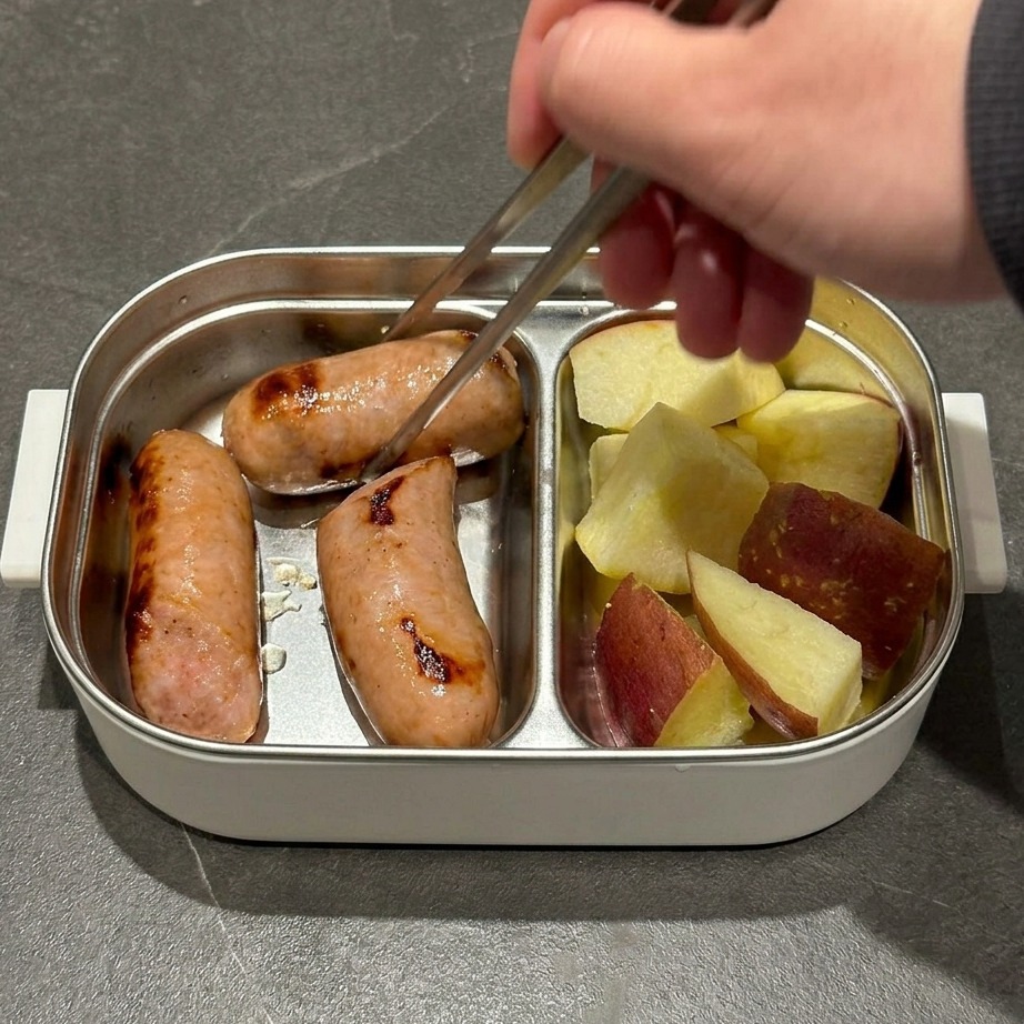 Makaron z serem w metalowej formie posypany startą mozzarellą.
