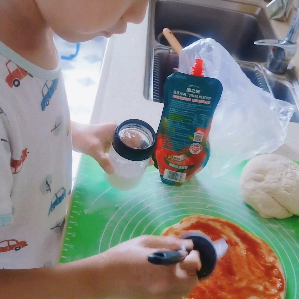 Sól posypywana na sos pomidorowy na spodzie pizzy.