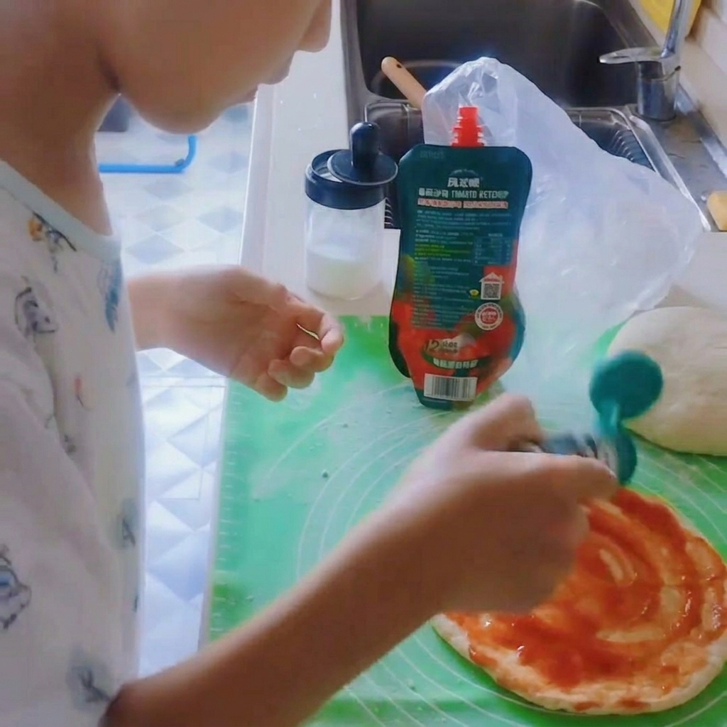 Czarny pieprz dodawany do pokrytego sosem spodu pizzy.