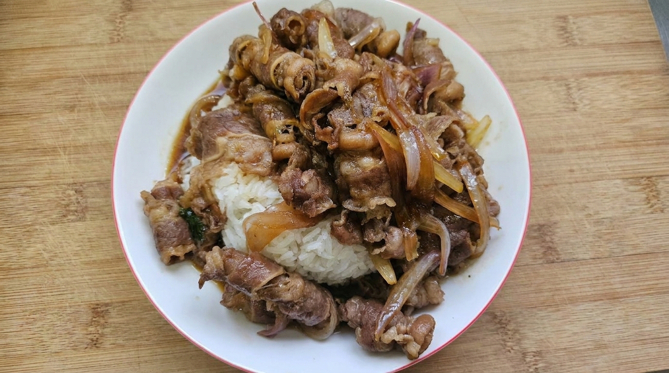 Klasyczne japońskie Gyudon (miska wołowa)