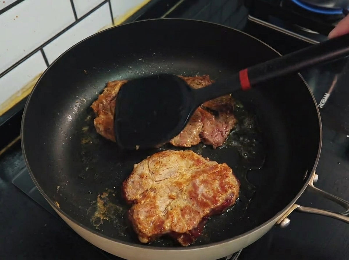 Łopatka odwracająca przyrumienione kotlety na patelni.