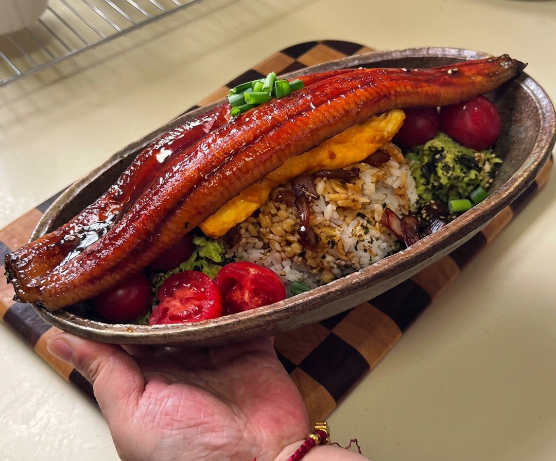 Pokrojona czerwona cebula gotująca się i mięknąca w gęstniejącym, ciemnym sosie teriyaki.