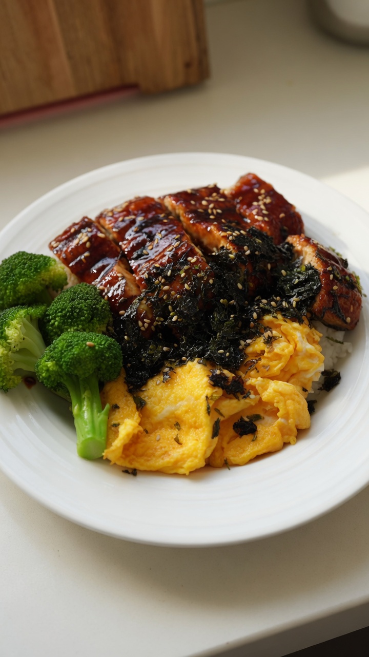 Japońska miska ryżu z grillowanym węgorzem (Unagi Don)