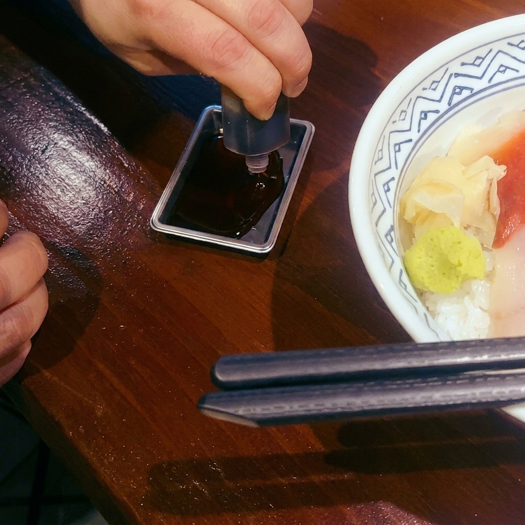 Pasta czerwone curry smażąca się na patelni z kremem kokosowym.