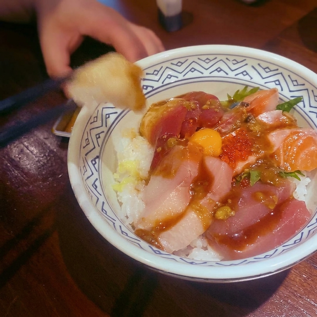 Miska sosu czerwone curry serwowana z białkiem i przybrana liśćmi limonki.