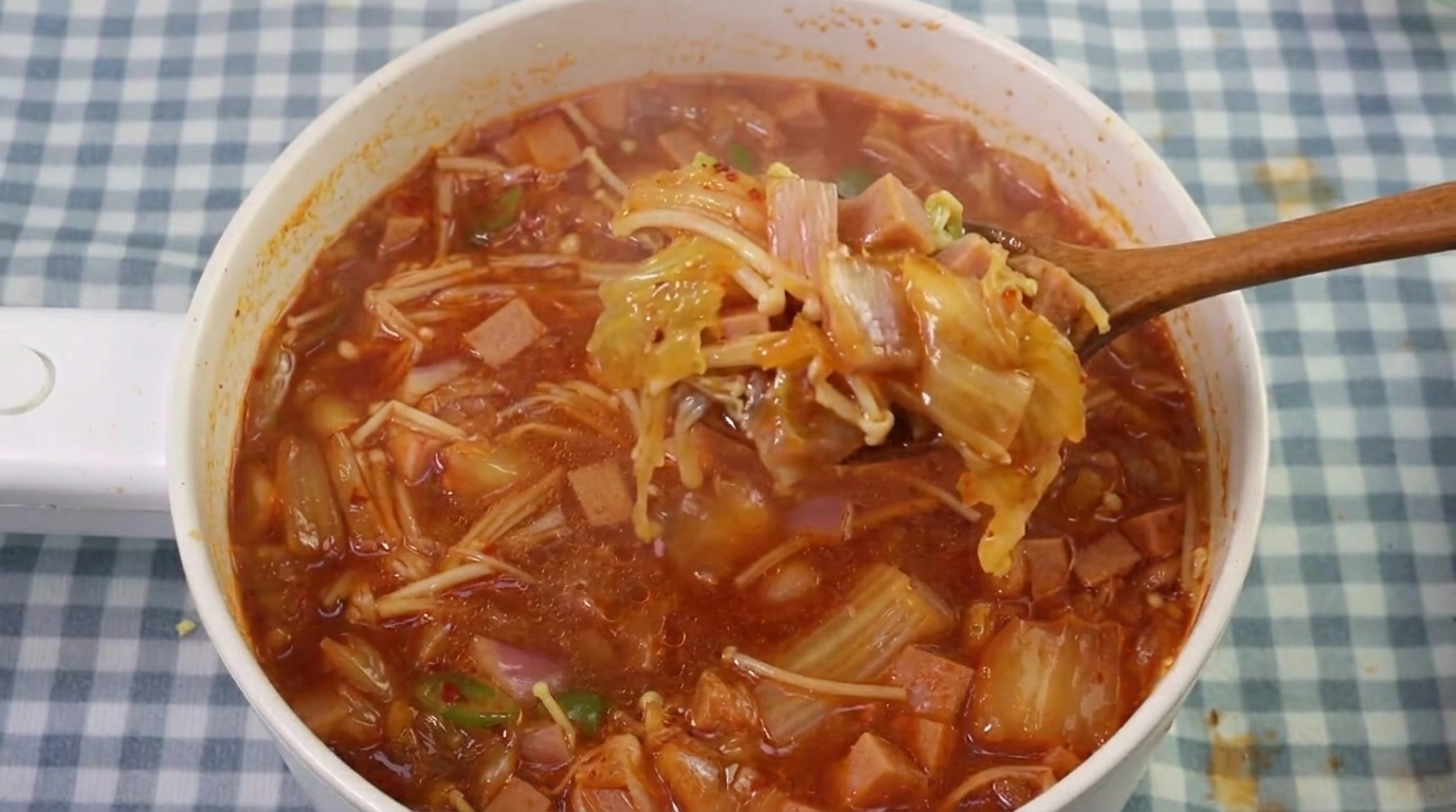 Pikantna koreańska zupa kimchi z grzybami