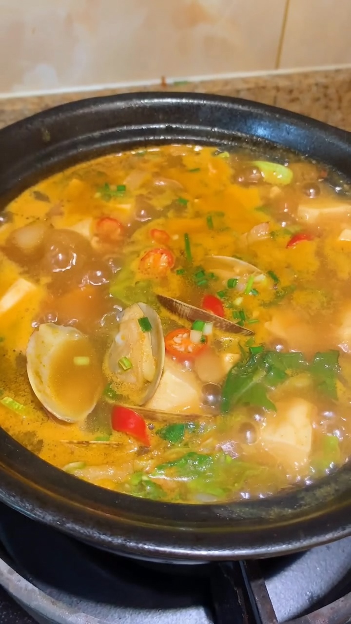Koreańskie gulasz z pasty sojowej (Doenjang-jjigae)
