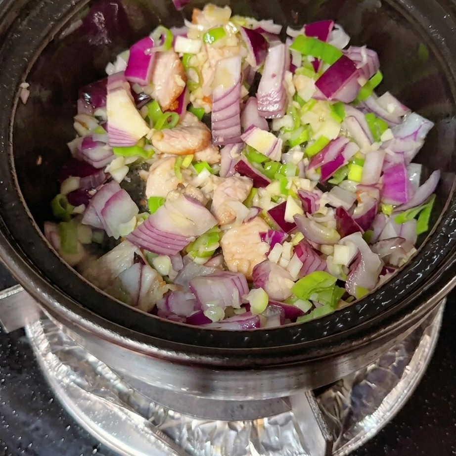 Koreańska pasta chili i proszek chili dodawane do mieszanki mięsa i aromatów.