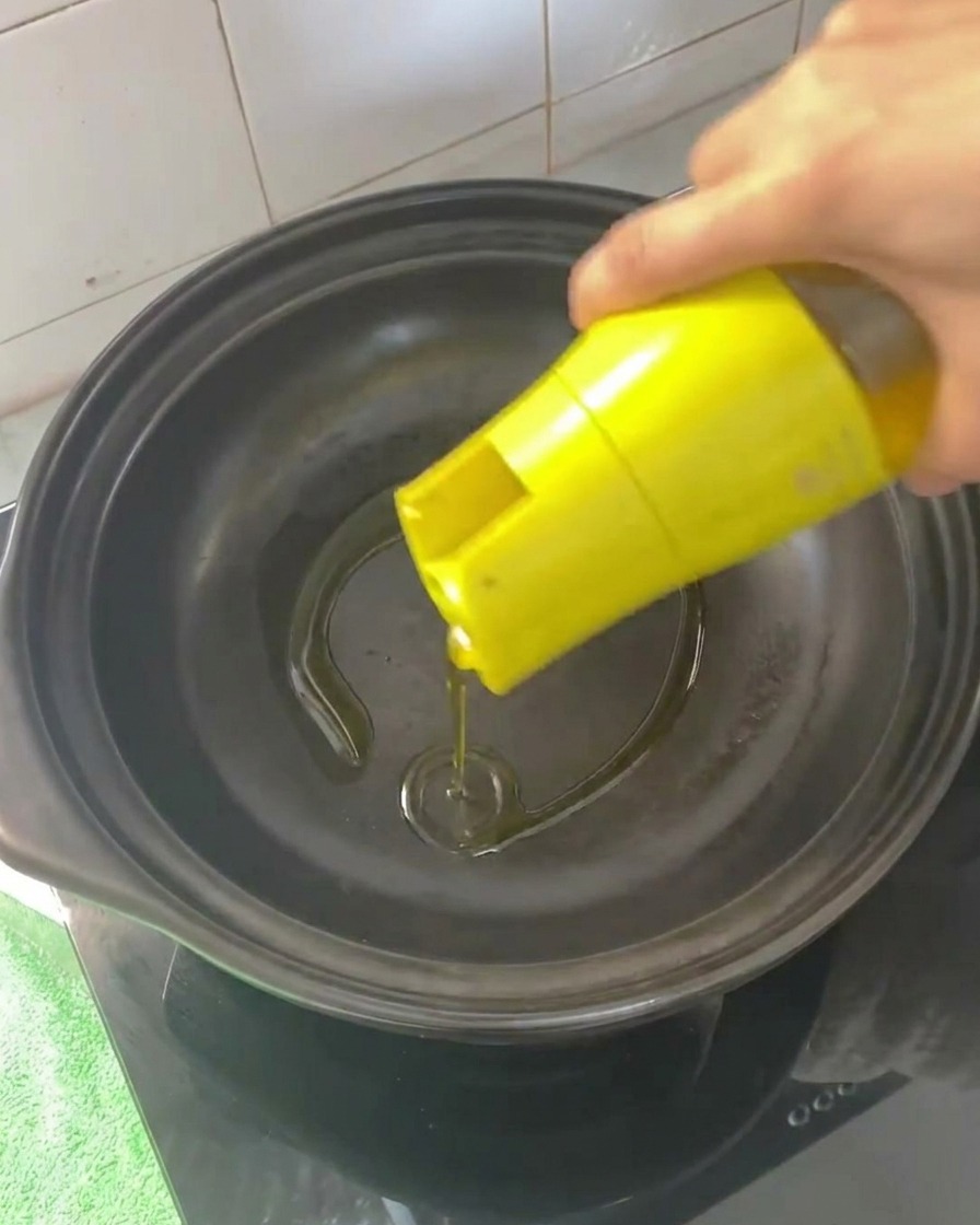 Olej do smażenia wlewany do pustego, rozgrzanego glinianego garnka.