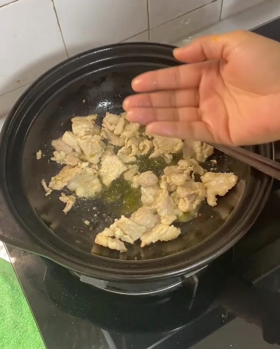 Imbir, czosnek, szczypiorek i suszone chili mieszane z usmażonym boczkiem.