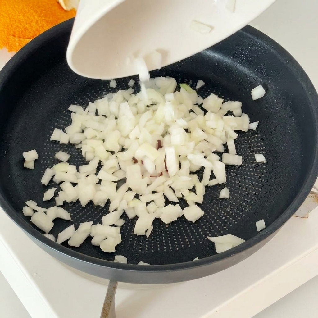 Okrągły, uformowany kotlet mielony o wadze około 120g przygotowywany ręcznie.