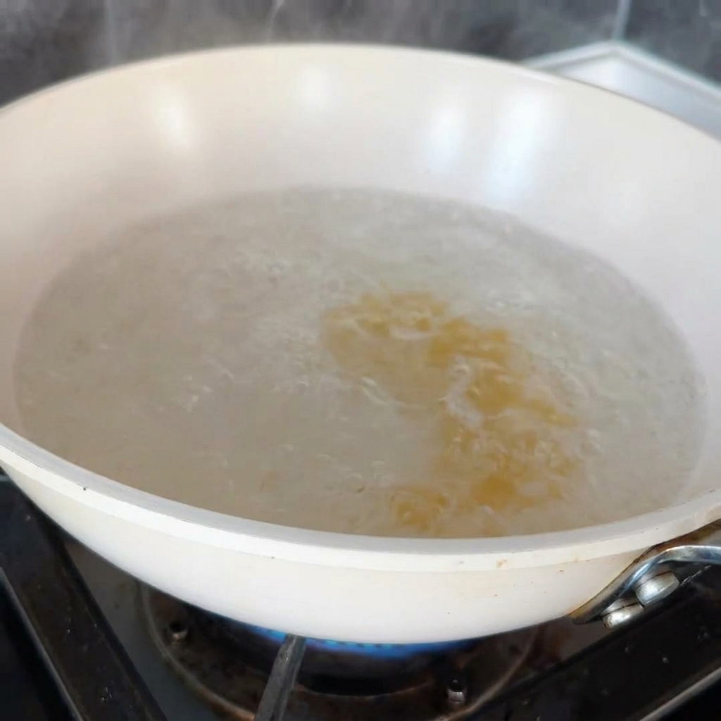 Makaron fusilli gotujący się w dużym garnku z wodą.