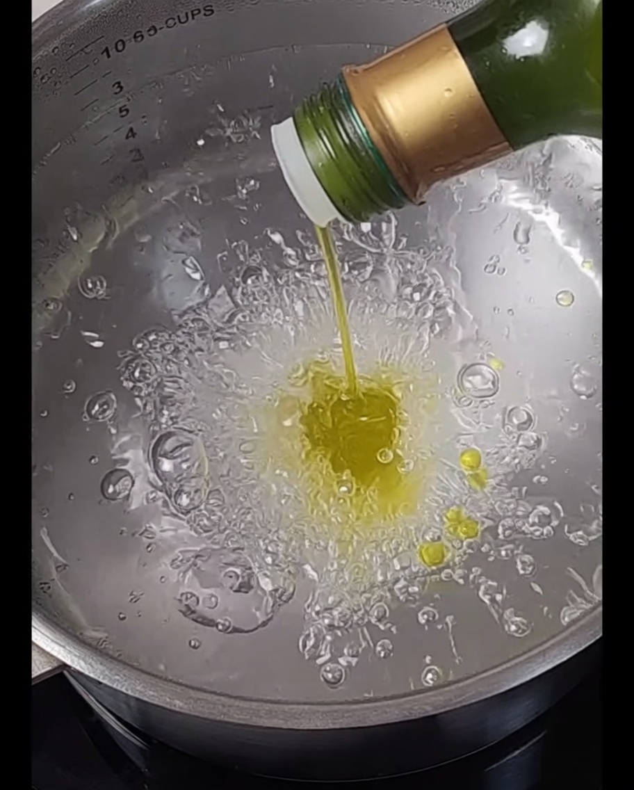 Makaron spaghetti zanurzony w garnku z wrzącą wodą.
