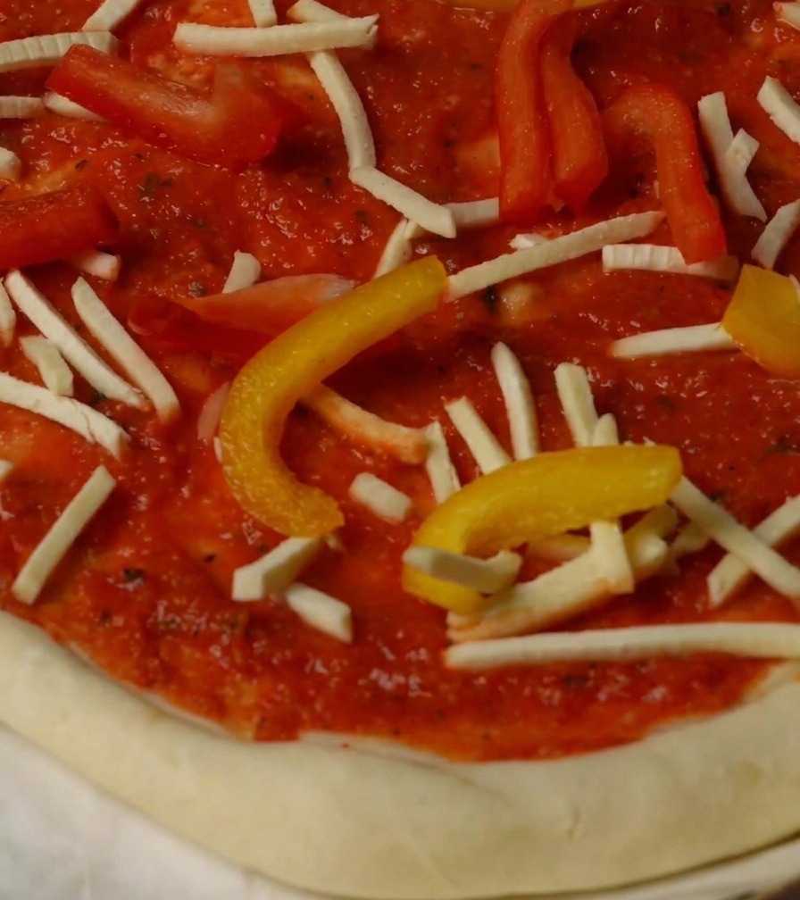 Pizza z papryką, serem i homarem gotowa do pieczenia.