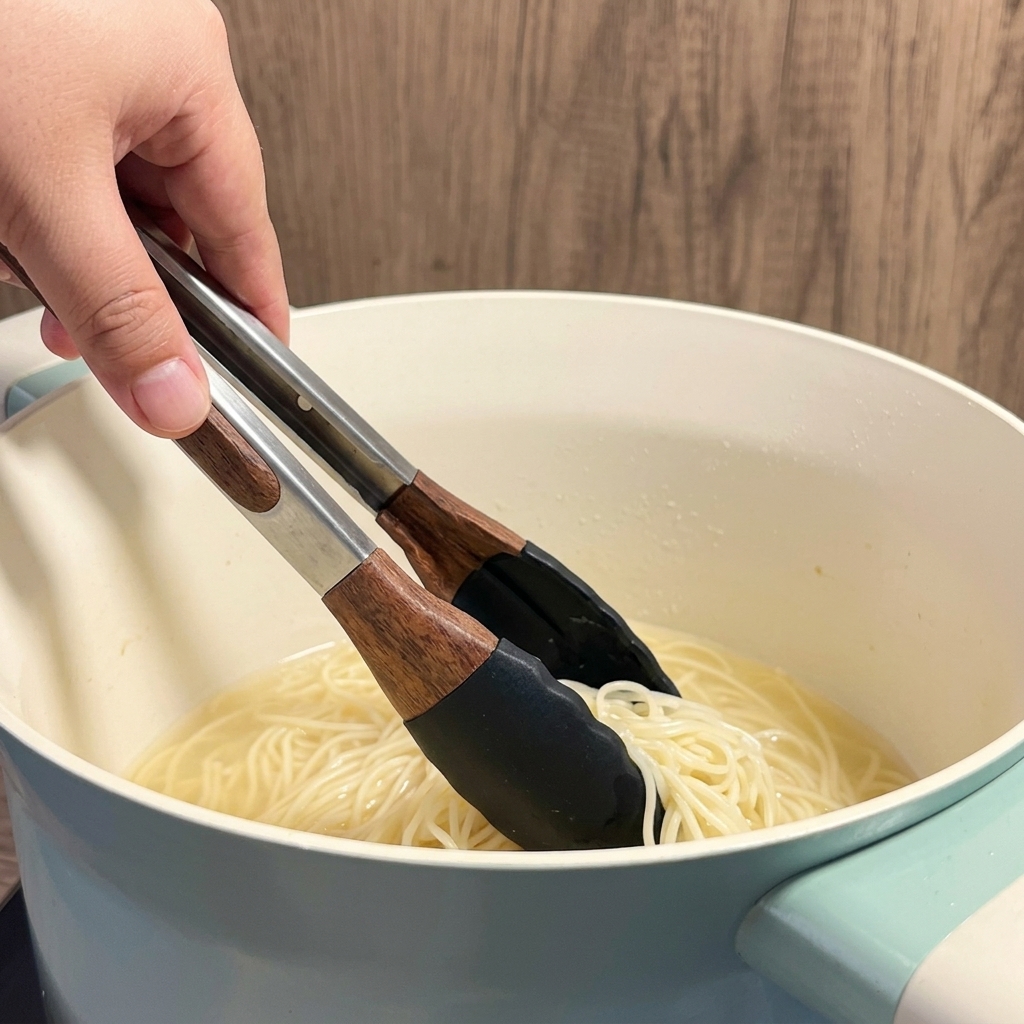 Surowy makaron ramen zanurzony w gotującej się wodzie w białym garnku.