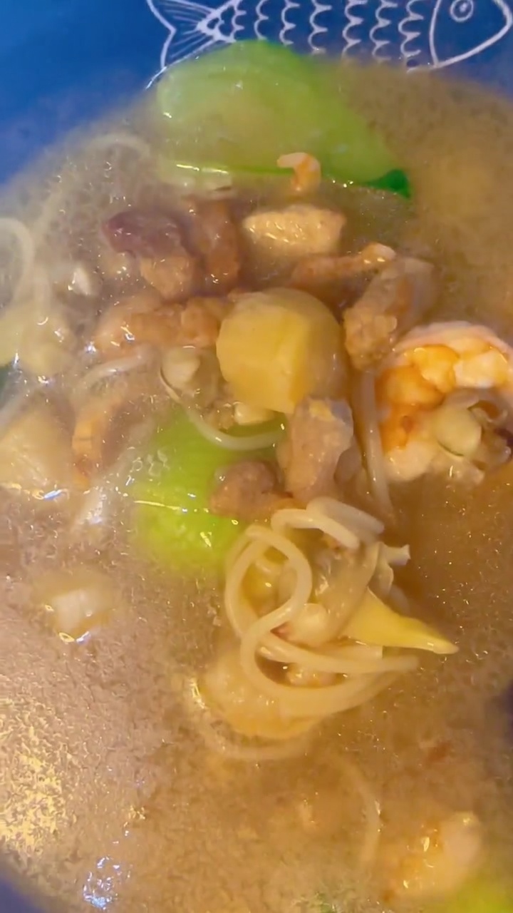 Wytrawny ramen z owocami morza, boczkiem i grzybami shiitake
